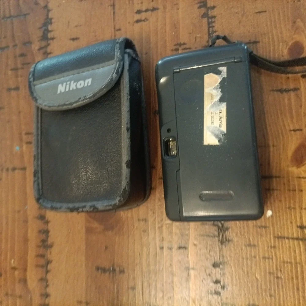 Nikon Nice Touch 4 35mm Point and Shoot Camera Untested Case R1